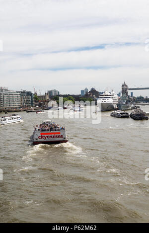 Themse zwischen London Bridge und der Tower Bridge. Kreuzfahrtschiff Silver Wind ist neben der HMS Belfast vertäut. London, England, Großbritannien Stockfoto