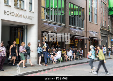 Markt goers am Bürgersteig Tische draußen Rabot 1745, einen Kakao themed Restaurant, Bar und Shop am Borough Market, London, England, UK entspannen Stockfoto