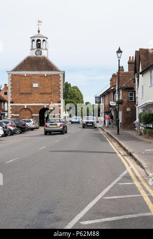 Anzeigen von Amersham Altstadt High Street mit Blick auf die historische Markthalle, Buckinghamshire, England, Großbritannien Stockfoto