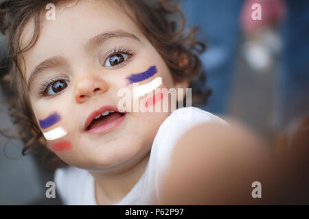 Kid Lüfter mit blau-weiß-rote Flagge auf dem Gesicht gemalt Stockfoto