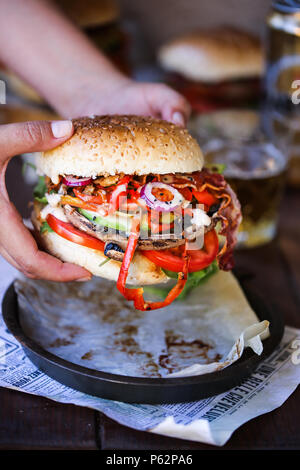 Köstliche gegrillte portobello Pilze Burger Stockfoto