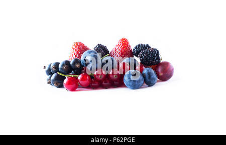 Früchte und Beeren auf weißem Hintergrund. Reife Johannisbeeren, Brombeeren, Blaubeeren und Erdbeeren. Süßen und saftigen Früchte am Rand des Bildes Stockfoto