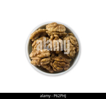 Körner Walnüsse auf weißem Hintergrund. Ansicht von oben. Walnüsse in eine Schüssel auf weißem Hintergrund. Walnüsse mit Kopie Platz für Text. Stockfoto