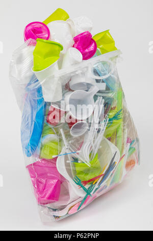 Müllsack mit Einweggeschirr gefüllt, Plastikbesteck, Plastikbecher, Plastiktüten und anderen Müll aus Kunststoff, verschiedene Farben, Größen und Arten Stockfoto