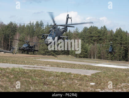 Zwei AH-64 Apache Hubschrauber (links und Mitte) vom 1.BATAILLON, 3 Aviation Regiment, 12 Combat Aviation Brigade und einem deutschen Kampfhubschrauber Tiger (rechts) vom 4 Bataillon, Kampfhubschrauberregiment 36, Fritzlar, Deutschland, weg von der Bewaffnung und tanken Punkt (KASSENAERZTE) nehmen. Die 1 Mrd. Euro, 3 Avn. Regt., führten vor kurzem ihre kombinierten Combat Aerial Schießwesen ab März 16 - April 05, am Grafenwöhr Training Area, Deutschland. (U.S. Armee Foto von Sgt. Thomas Mort, 12 CAB) Stockfoto