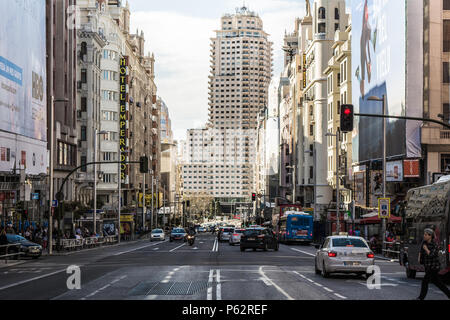 Madrid, Spanien, Juli 2017: Blick Gran Via mit dem Kapitol, einer der wichtigsten Straßen und die meisten der berühmten Sehenswürdigkeiten der Stadt. Stockfoto