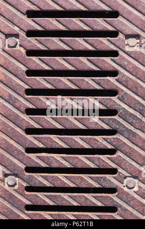 Rusty gestreifte Entwässerung Rinne Käfig. Industrielle, Hintergrund. Stockfoto