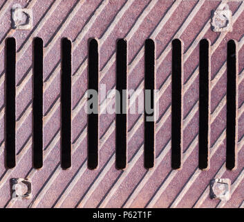 Rusty gestreifte Entwässerung Rinne Käfig. Industrielle, Hintergrund. Stockfoto