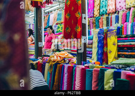 Yangon, Myanmar - Feb 19 2014: Frauen in einem Tuch Geschäfte Stall der Bogyoke Aung San Market Stockfoto