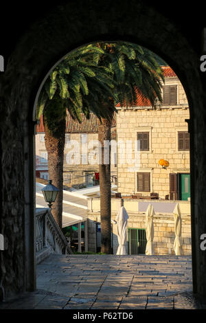 Blick durch Kopnena Vrata (Landtor) in der Altstadt von Korcula, Kroatien. Korcula ist eine historische Festungsstadt an der geschützten Ostküste der Insel Stockfoto