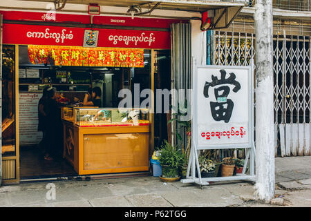 Yangon, Myanmar - Feb 19 2014: Lokale Pfandleihe in der Bogyoke Aung San Markt Stockfoto