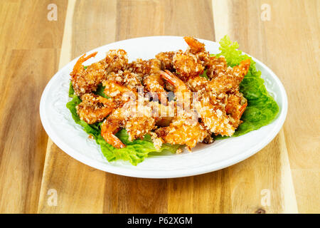 Teig Garnelen mit Salat Stockfoto