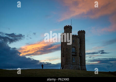 Abendhimmel über Broadway Tower, Broadway Cotswolds, Worcestershire, England Stockfoto