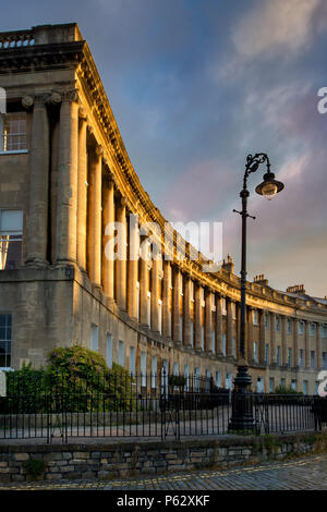 Morgendämmerung über der georgianischen Häuser der Royal Crescent (erbaut 1767 – 1774), Bath, Somerset, England Stockfoto