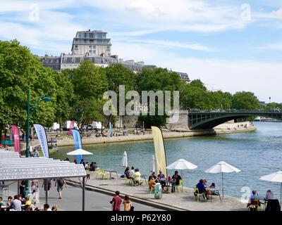 Menschenmassen entlang der Seine olympische Tag feiern auf dem rechten Ufer, Paris, Frankreich Stockfoto