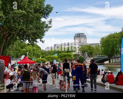 Menschenmassen entlang der Seine olympische Tag feiern auf dem rechten Ufer, Paris, Frankreich Stockfoto