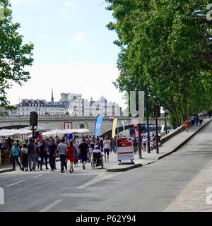 Menschenmassen entlang der Seine olympische Tag feiern auf dem rechten Ufer, Paris, Frankreich Stockfoto