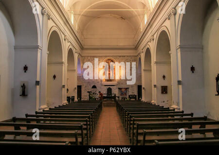 Innenraum der Basilika des Heiligen Sakraments in Colonia del Sacramento, Uruguay. Es ist eine der ältesten Städte in Uruguay Stockfoto