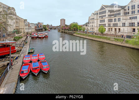 City Cruise Boote und roten Motor Boote auf dem Fluss Ouse in York, Yorkshire, England, Vereinigtes Königreich. Stockfoto