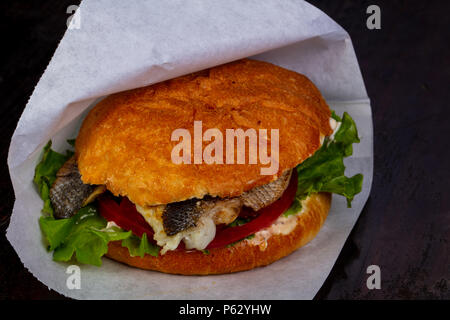 Fisch Burger mit Wolfsbarsch und Tomaten Stockfoto