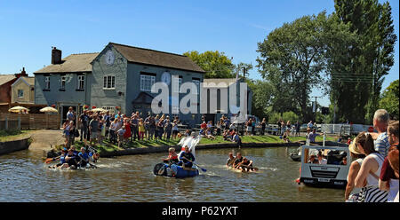 Auf einem herrlichen Sommer Sonntag der jährlichen Burscough Erbes floss Rennen beginnt außerhalb von der Helling Pub am Leeds und Liverpool canal. Stockfoto