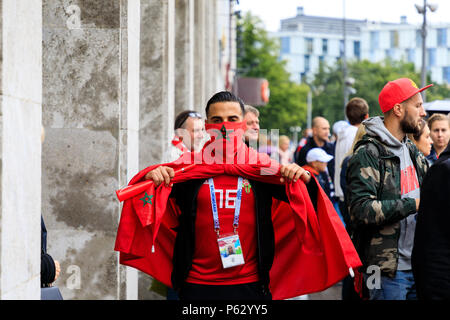 Kaliningrad, Russland - 25. Juni 2018: Happy marokkanischen Fußball Fan auf dem Platz des Sieges in Kaliningrad Stockfoto