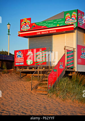 Eine farbenfrohe Strand Kiosk für das Geschäft in den Abend in St Annes on Sea, Lancashire geschlossen Stockfoto