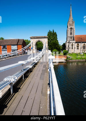 Marlow Bridge Suspension Bridge über die Themse, entworfen von William Tierney Clark, mit allen Heiligen Kirche, Marlow, Buckinghamshire, England, Vereinigtes Königreich, Stockfoto