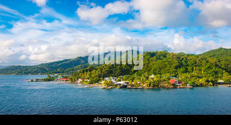 Panoramablick auf die Landschaft von Raiatea, Gesellschaft Islands, Französisch-Polynesien Stockfoto