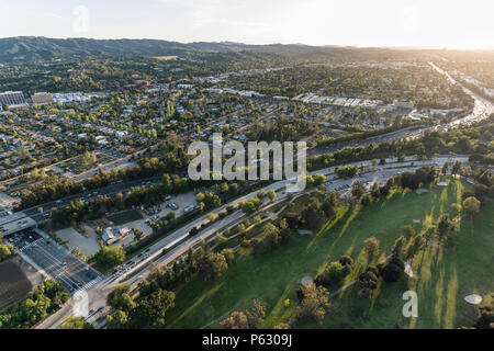 Am späten Nachmittag Luftaufnahme der Ventura Autobahn 101 in der Nähe des Sepulveda Becken in der encino Bereich des San Fernando Valley in Los Angeles Californi Stockfoto