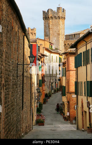 Schmale Straße im historischen Zentrum von Montalcino Stadt mit Festung, Val d'Orcia, Toskana, Italien. Die Stadt hat ihren Namen von einer Vielzahl von Eiche tr Stockfoto