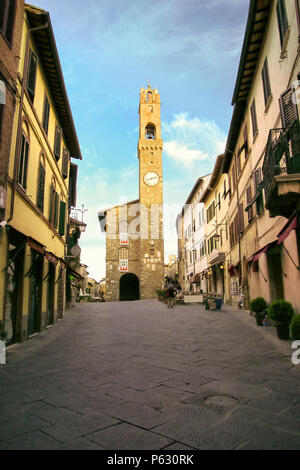 Palazzo dei Priori auf der Piazza del Popolo in Montalcino, Val d'Orcia, Toskana, Italien. Es war in den späten 13., frühen 14. Jahrhundert. Stockfoto