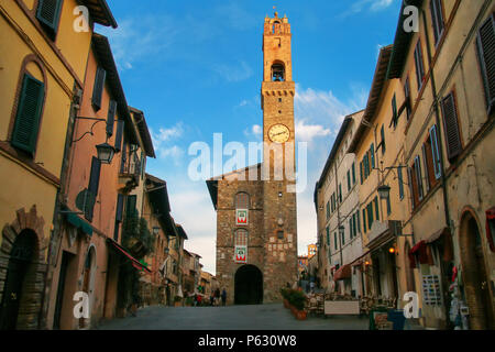 Palazzo dei Priori auf der Piazza del Popolo in Montalcino, Val d'Orcia, Toskana, Italien. Es war in den späten 13., frühen 14. Jahrhundert. Stockfoto