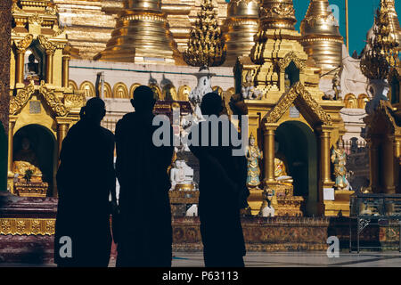 Yangon, Myanmar - Feb 19 2014: Mönche vor der Tempel in der Shwedagon Pagode Stockfoto