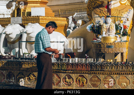 Yangon, Myanmar - Feb 19 2014: Ordination Zeremonie an der Shwedagon Pagode Stockfoto