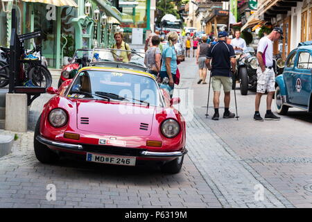 SAALBACH - Hinterglemm, Österreich - 21 Juni 2018: Ferrari Dino oldsmobile Oldtimer Oldtimer vorbereiten für Saalbach Classic Rallye am 21. Juni 2018 Stockfoto