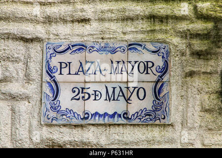 Straßenschild auf einem Stein Wand in Colonia del Sacramento, Uruguay. Es ist eine der ältesten Städte in Uruguay Stockfoto