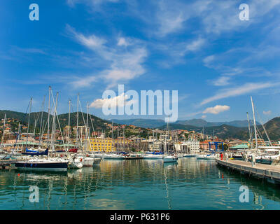 Panoramablick auf die Marina in Varazze, Italien Stockfoto