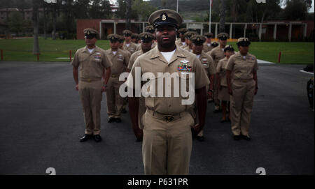 U.S. Navy Chief Petty Officer Mario Lyons steht an Aufmerksamkeit während der U.S. Navy Chief Petty Officer 123. birthday cake Cutting in Camp Pendleton, Kalifornien, April 1, 2016. Lyons ist ein älterer Soldat Führer mit Alpha chirurgischen Gesellschaft, 1. Medizinische Bataillon, 1. Marine Logistics Group. Das Bataillon stellt Health Service Unterstützung der operativen Einheiten der I Marine Expeditionary Force full mission Vollendung zu erreichen. (U.S. Marine Corps Foto von Sgt. Laura Gauna/freigegeben) Stockfoto