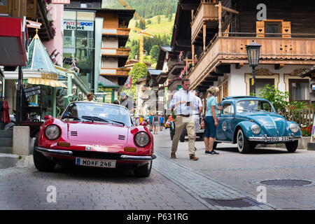 SAALBACH - Hinterglemm, Österreich - 21 Juni 2018: Ferrari Dino oldsmobile Oldtimer Oldtimer vorbereiten für Saalbach Classic Rallye am 21. Juni 2018 Stockfoto