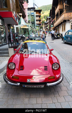 SAALBACH - Hinterglemm, Österreich - 21 Juni 2018: Ferrari Dino oldsmobile Oldtimer Oldtimer vorbereiten für Saalbach Classic Rallye am 21. Juni 2018 Stockfoto