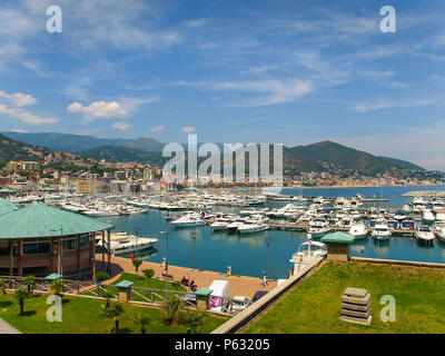 Panoramablick auf die Marina in Varazze, Italien Stockfoto