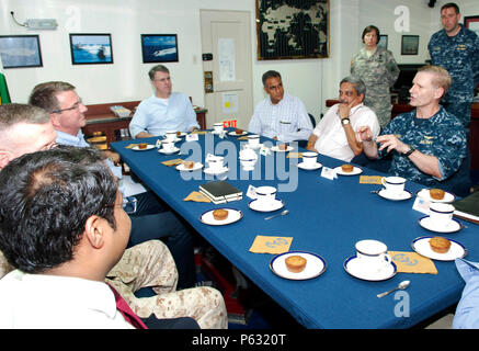 160411-N-IE 405-144 Goa, Indien (11. April 2016) Commander, U.S. 7 Flotte Vice Adm. Joseph Aucoin hat eine Diskussion mit Staatssekretär der Verteidigung (SECDEF) Ashton Carter und Verteidigungsminister von Indien Manohar Parrikar während eines geschäftlichen Anrufs an Bord der USS Blue Ridge. Blue Ridge ist derzeit auf Patrouille im Indo-Asia - Pazifik, der Partnerschaften für Sicherheit und Stabilität in der Region zu errichten. (U.S. Marine Foto von Mass Communication Specialist 2. Klasse Indra Bosko/Freigegeben) Stockfoto