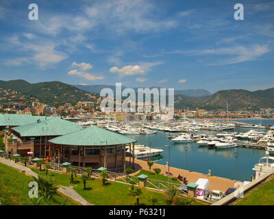 Panoramablick auf die Marina in Varazze, Italien Stockfoto