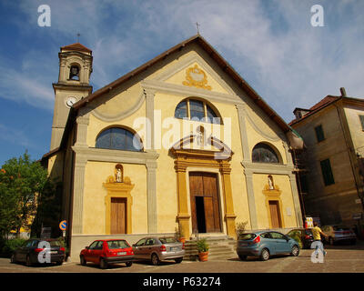 Sassello, Italien - Kirche der Unbefleckten Empfängnis mit Passanten Stockfoto