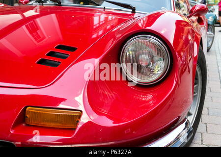 SAALBACH - Hinterglemm, Österreich - 21 Juni 2018: Ferrari Dino oldsmobile Oldtimer Oldtimer vorbereiten für Saalbach Classic Rallye am 21. Juni 2018 Stockfoto