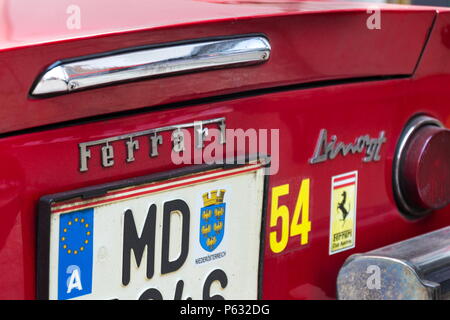 SAALBACH - Hinterglemm, Österreich - 21 Juni 2018: Ferrari Dino oldsmobile Oldtimer Oldtimer vorbereiten für Saalbach Classic Rallye am 21. Juni 2018 Stockfoto