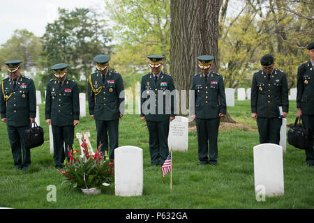 Gen. Jang Jun Gyu, Mitte, Generalstabschef der Armee der Republik Korea besucht das Grab von Gen. Walton Walker in Arlington National Cemetery, 12. April 2016 in Arlington, Virginia, mit anderen in seiner Partei zu besuchen. Walker war der Kommandant der Achte United States Army in Korea zu Beginn des Koreakrieges. (U.S. Armee Foto von Rachel Larue/Arlington National Cemetery/freigegeben) Stockfoto