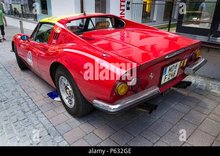 SAALBACH - Hinterglemm, Österreich - 21 Juni 2018: Ferrari Dino oldsmobile Oldtimer Oldtimer vorbereiten für Saalbach Classic Rallye am 21. Juni 2018 Stockfoto