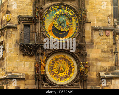 Die berühmte Astronomische Uhr an der Südseite des Alten Rathaus turm in Prag, Tschechische Republik Stockfoto